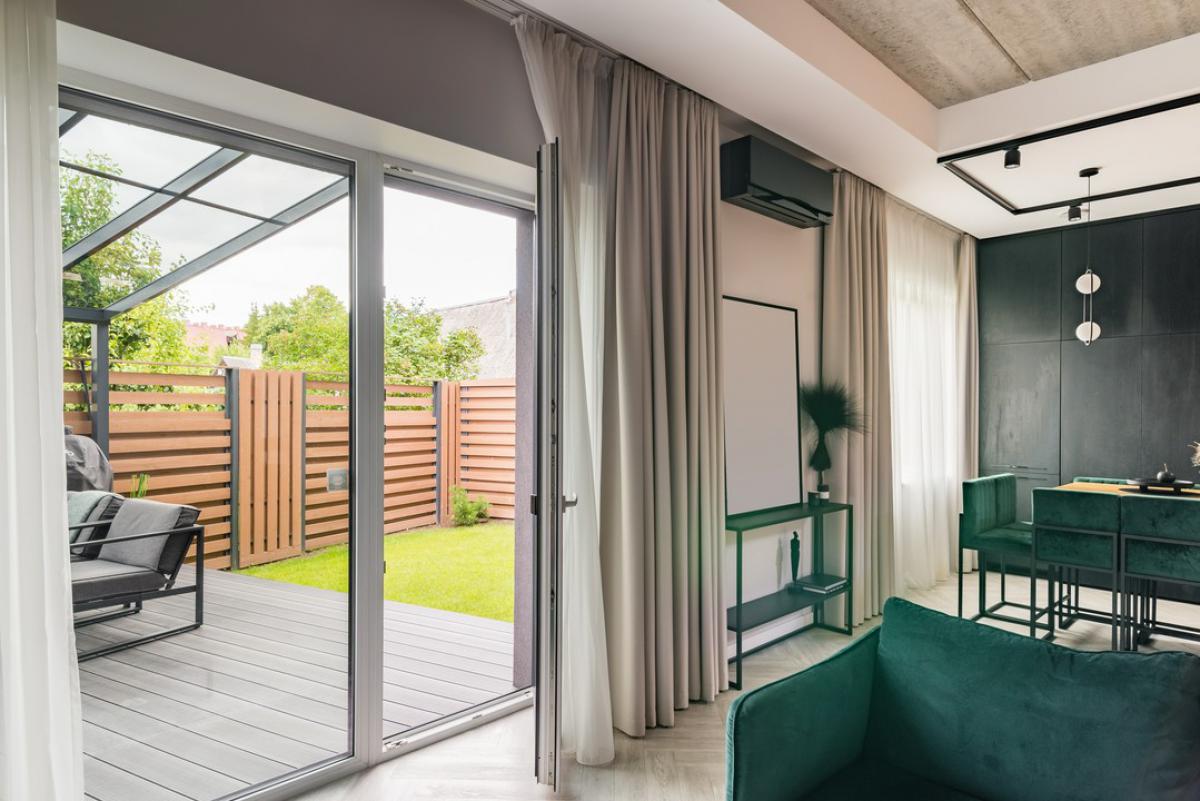 Alumínium tolóajtók - Amikor a tér, a fény és a kényelem egy irányba mozdul